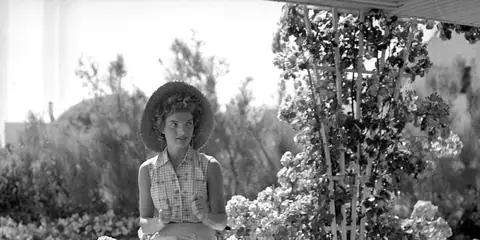 Jackie Kennedy’s Legendary Slim Figure: Former First Lady’s Diet Plan and Cheat Meals Revealed!